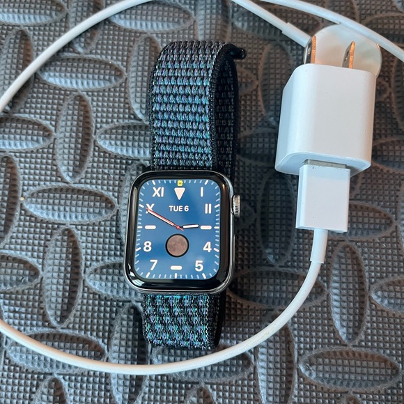 Apple Watch Series 4 stainless steel 40mm with sports loop - Picture 1 of 6